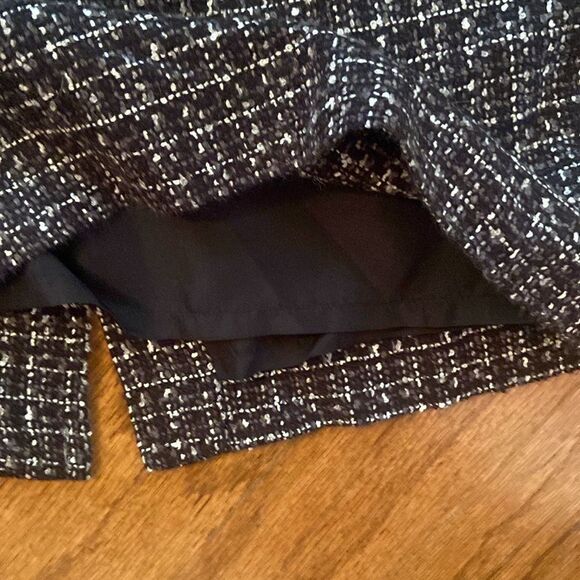 J Crew size 2, black and white and gray skirt lined with a slit in the back - Picture 6 of 7